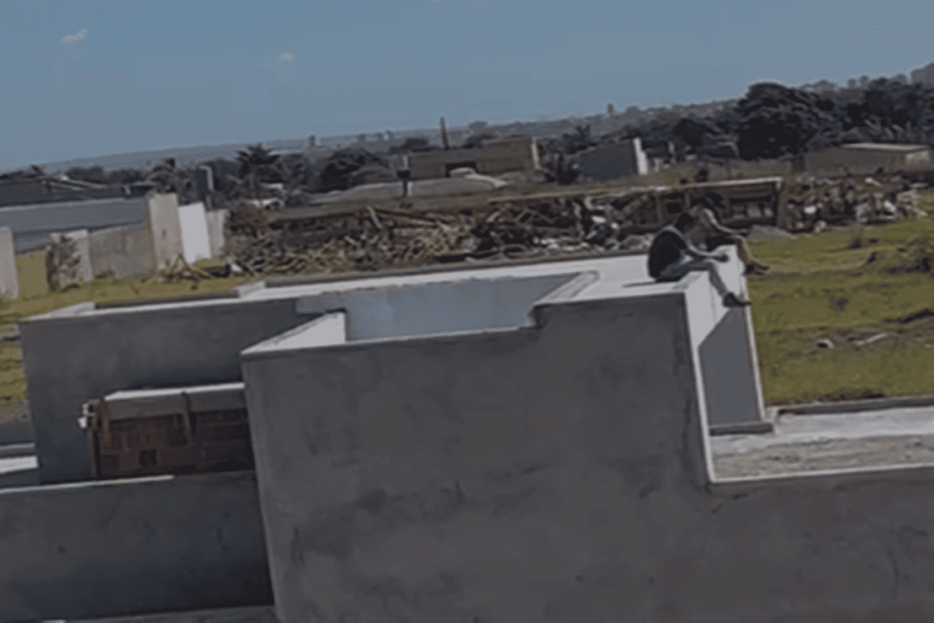 video:-moradores-sobem-em-casas-para-evitar-demolicao-da-df-legal