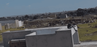 video:-moradores-sobem-em-casas-para-evitar-demolicao-da-df-legal