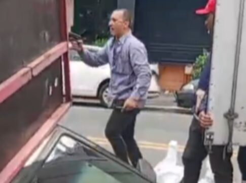 video:-servidor-municipal-e-afastado-apos-ameacar-ambulantes-com-arma