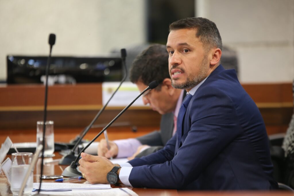 ex-chefe-de-combate-a-fake-news-do-tse-e-acusado-de-3-crimes-na-abin