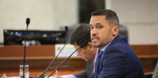 ex-chefe-de-combate-a-fake-news-do-tse-e-acusado-de-3-crimes-na-abin