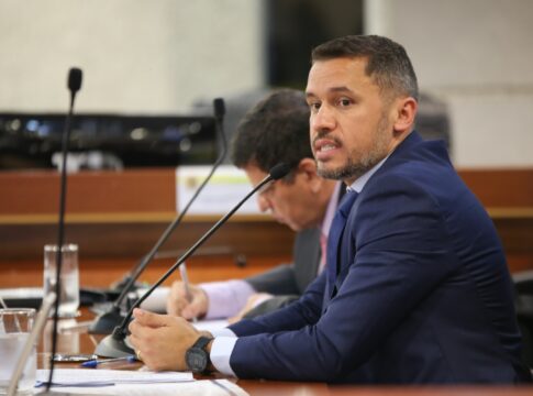 ex-chefe-de-combate-a-fake-news-do-tse-e-acusado-de-3-crimes-na-abin
