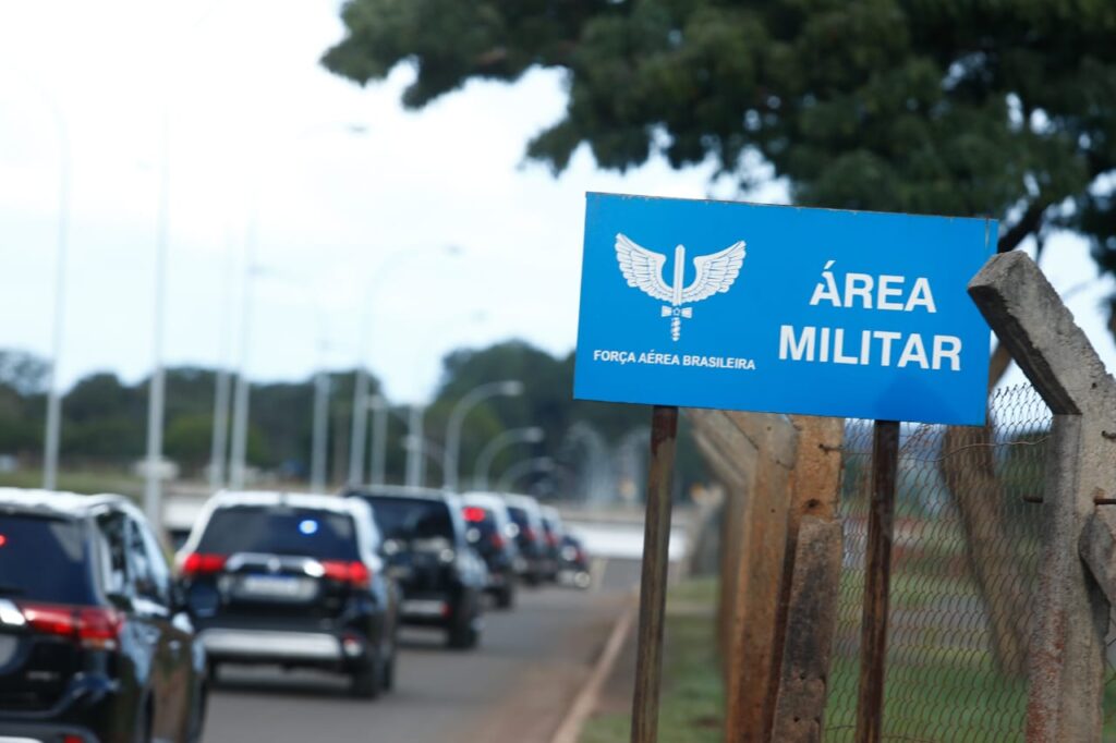 “desumano”:-soldado-da-fab-relata-jornada-ardua-e-“punicao”-aos-doentes
