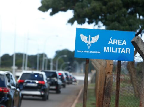 “desumano”:-soldado-da-fab-relata-jornada-ardua-e-“punicao”-aos-doentes