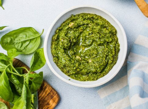 molho-pesto-com-toque-brasileiro:-receita-da-chef-renata-la-porta