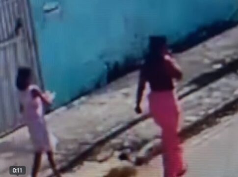 bandido-rouba-mae-e-filha-em-rua-do-df;-comparsa-esta-foragido.-video