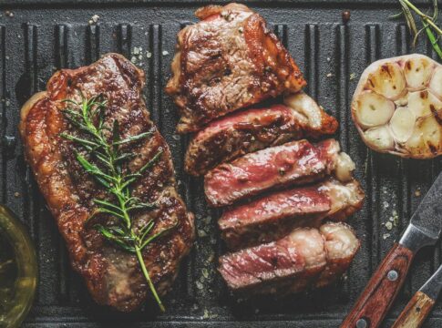 aprenda-a-fazer-marinada-que-deixa-a-carne-dura-mais-macia-e-suculenta