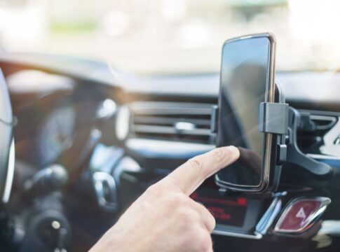 video:-prefeito-de-goiania-flexibiliza-uso-de-celular-por-motoristas