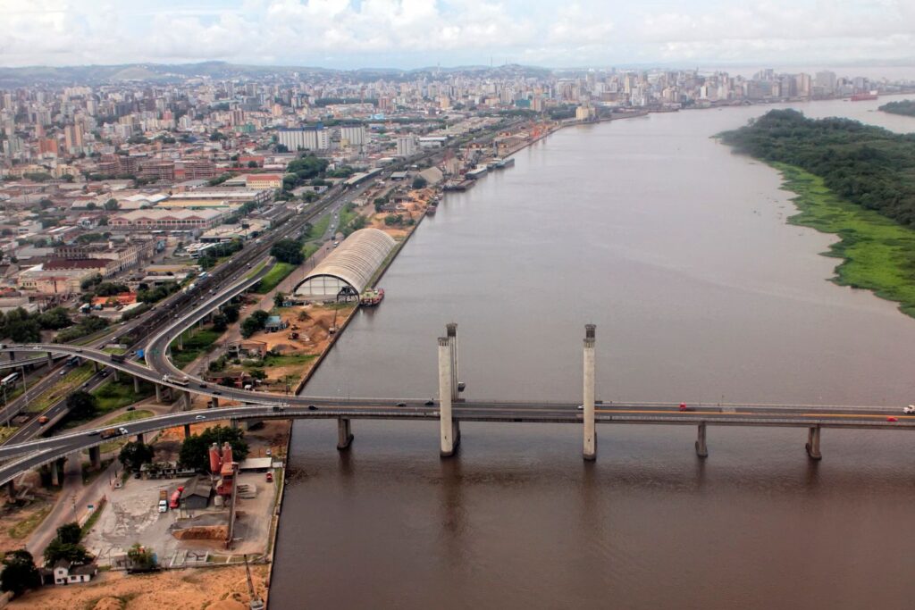 rs:-guaiba-atinge-cota-de-inundacao-no-cais-maua,-em-porto-alegre