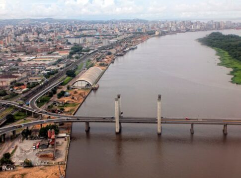 rs:-guaiba-atinge-cota-de-inundacao-no-cais-maua,-em-porto-alegre