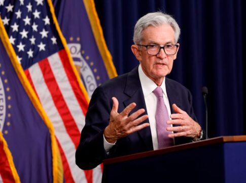 eua:-no-senado,-powell-repete-discurso-e-defende-“cautela”-sobre-juros
