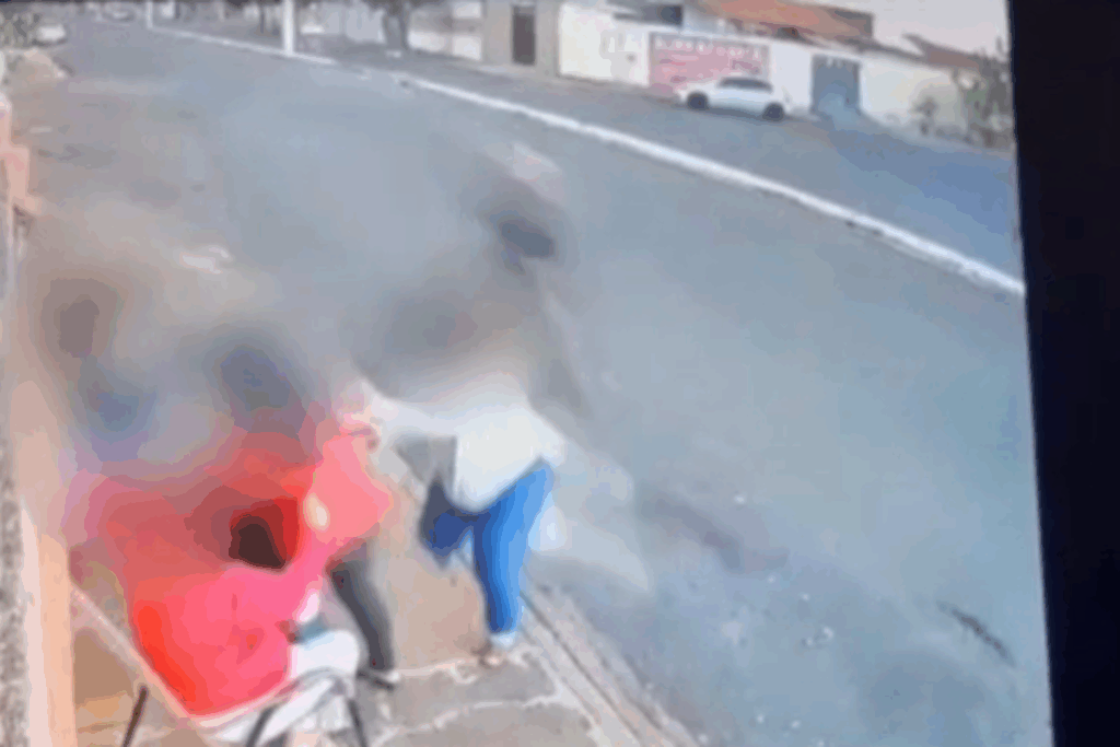 video:-motociclista-empina-moto-e-quase-atinge-familia-em-calcada