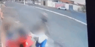 video:-motociclista-empina-moto-e-quase-atinge-familia-em-calcada