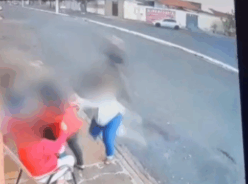video:-motociclista-empina-moto-e-quase-atinge-familia-em-calcada