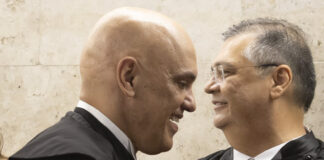 moraes-brinca-com-dino-no-stf:-“dormindo-ali-no-canto”.-video
