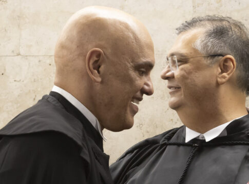 moraes-brinca-com-dino-no-stf:-“dormindo-ali-no-canto”.-video