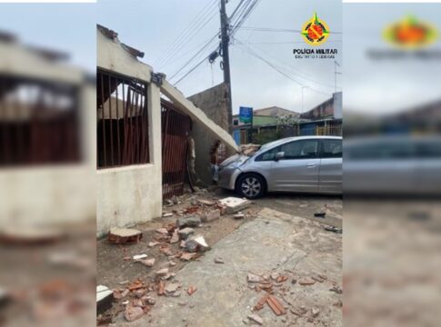 ladroes-de-carro-derrubam-portao-de-casa-durante-fuga-por-ruas-do-df