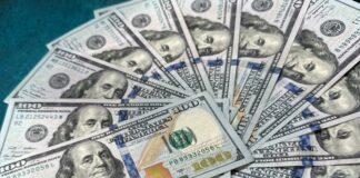 dolar-vai-a-r$-5,55-e-bolsa-afunda-com-iof-no-brasil-e-powell-nos-eua