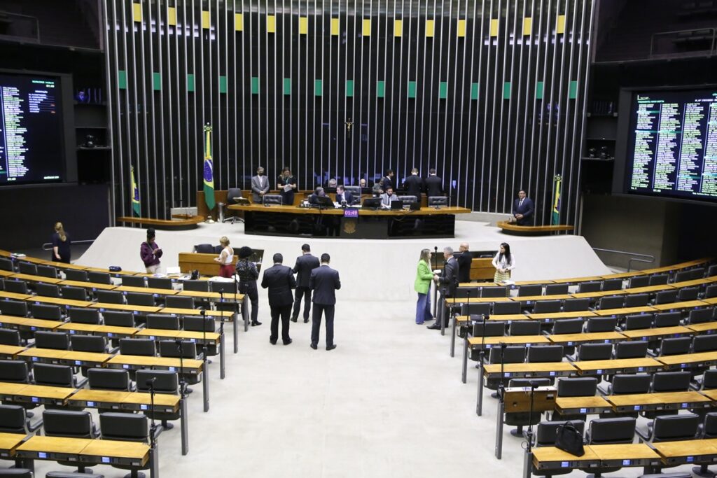 camara-conclui-votacao-e-aprova-aumento-de-deputados-federais-para-531
