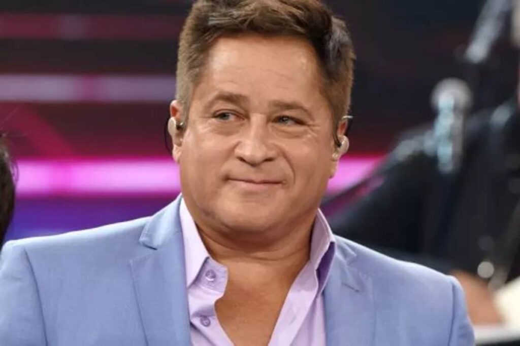 fa-joga-agua-em-leonardo-durante-show-e-reacao-do-cantor-surpreende