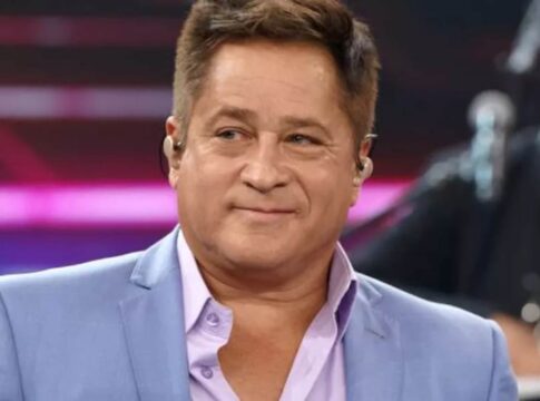 fa-joga-agua-em-leonardo-durante-show-e-reacao-do-cantor-surpreende