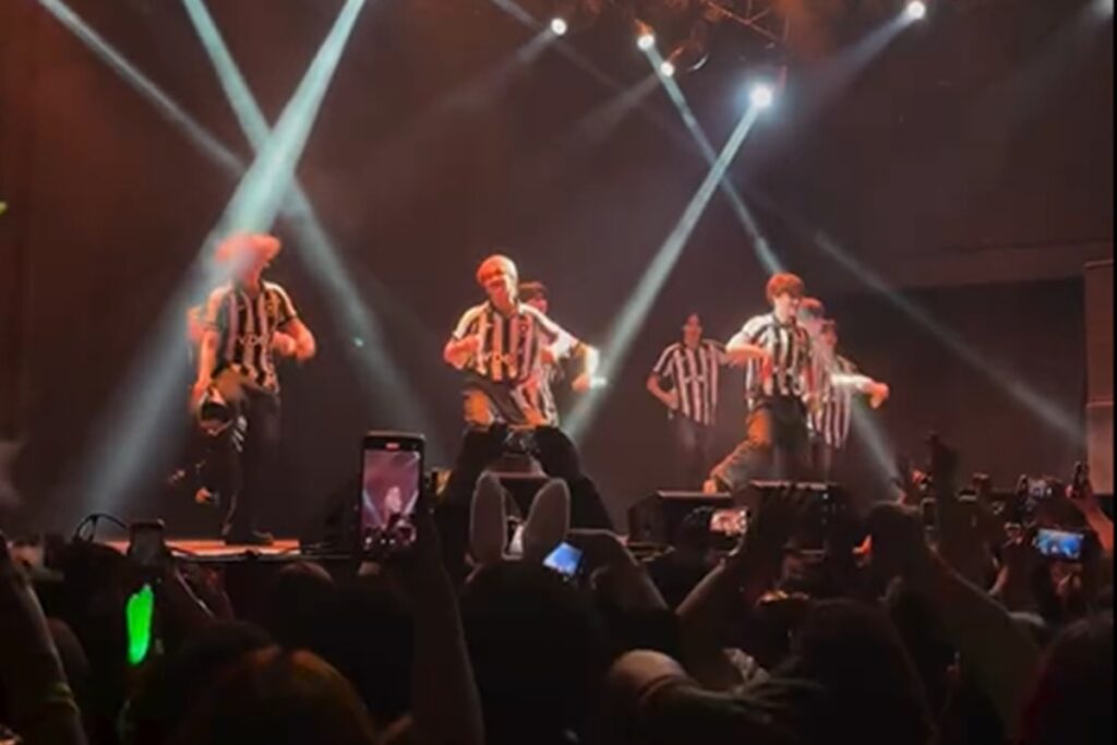 video:-grupo-de-k-pop-faz-show-com-a-camisa-do-botafogo