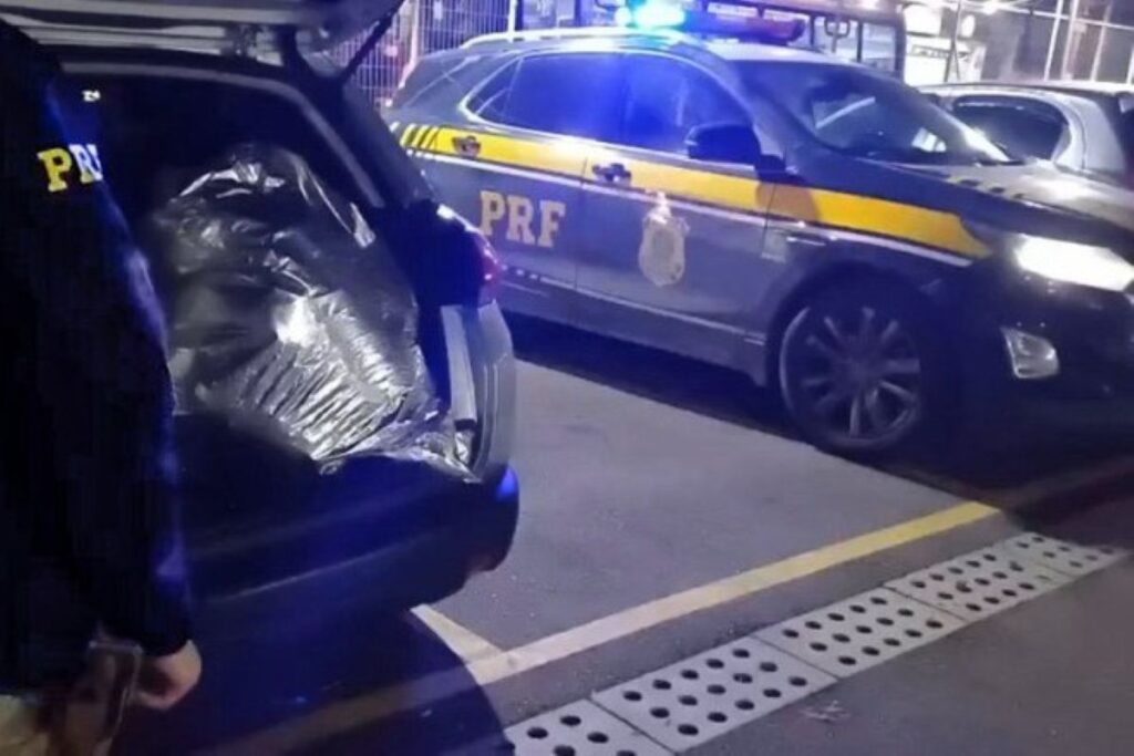 fuga-em-alta-velocidade:-motorista-com-skunk-fura-blitz-em-rodovia