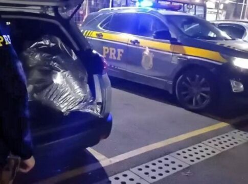 fuga-em-alta-velocidade:-motorista-com-skunk-fura-blitz-em-rodovia