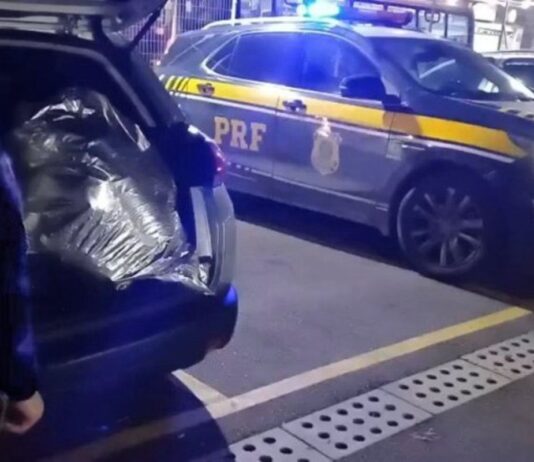 fuga-em-alta-velocidade:-motorista-com-skunk-fura-blitz-em-rodovia