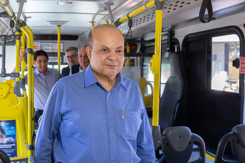 no-es,-ibaneis-anuncia-entrega-de-207-onibus-ao-df-ate-o-fim-de-2025