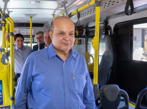 no-es,-ibaneis-anuncia-entrega-de-207-onibus-ao-df-ate-o-fim-de-2025