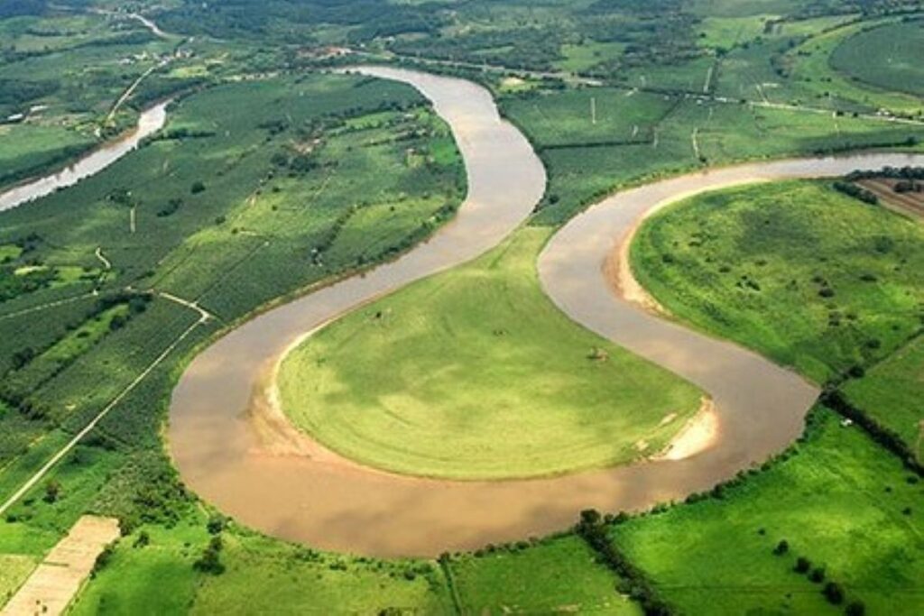 vazamento-de-oleo-em-rio-leva-riscos-a-cidades-de-sao-paulo-e-parana