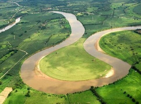 vazamento-de-oleo-em-rio-leva-riscos-a-cidades-de-sao-paulo-e-parana