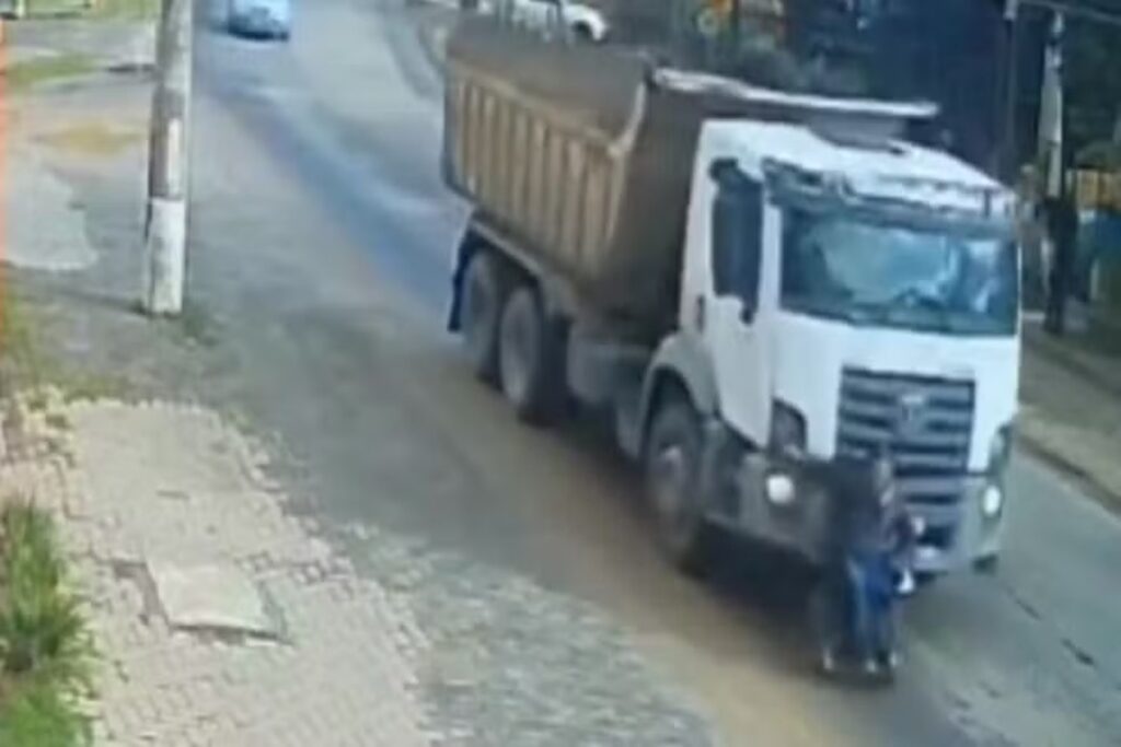 video:-cadeirante-fica-preso-em-para-choque-de-caminhao-e-e-arrastado