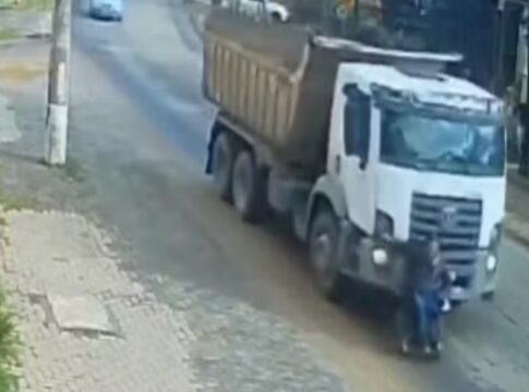 video:-cadeirante-fica-preso-em-para-choque-de-caminhao-e-e-arrastado
