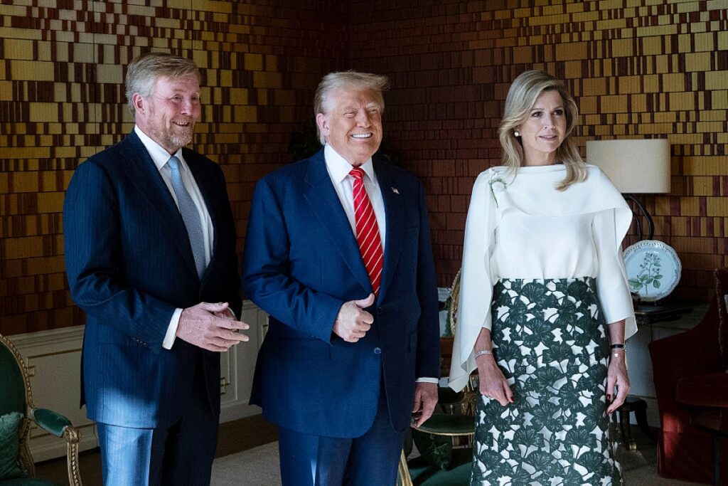 rainha-dos-paises-baixos-“tira-sarro”-e-imita-trump-em-encontro.-video