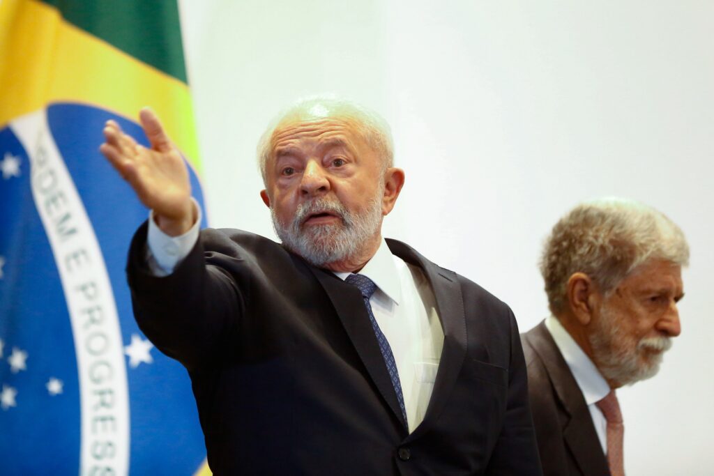 se-emparedado,-lula-dara-meia-volta-e-ira-pela-esquerda