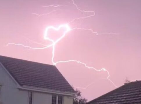 raio-em-forma-de-coracao-surge-no-ceu-durante-tempestade-na-escocia