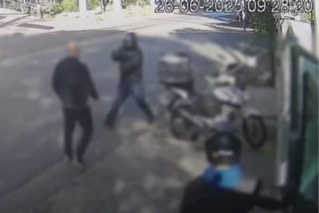 video:-em-7-segundos,-motociclista-aborda-e-assalta-homem-em-pinheiros