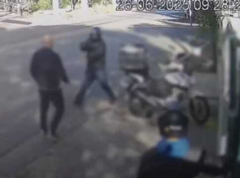 video:-em-7-segundos,-motociclista-aborda-e-assalta-homem-em-pinheiros