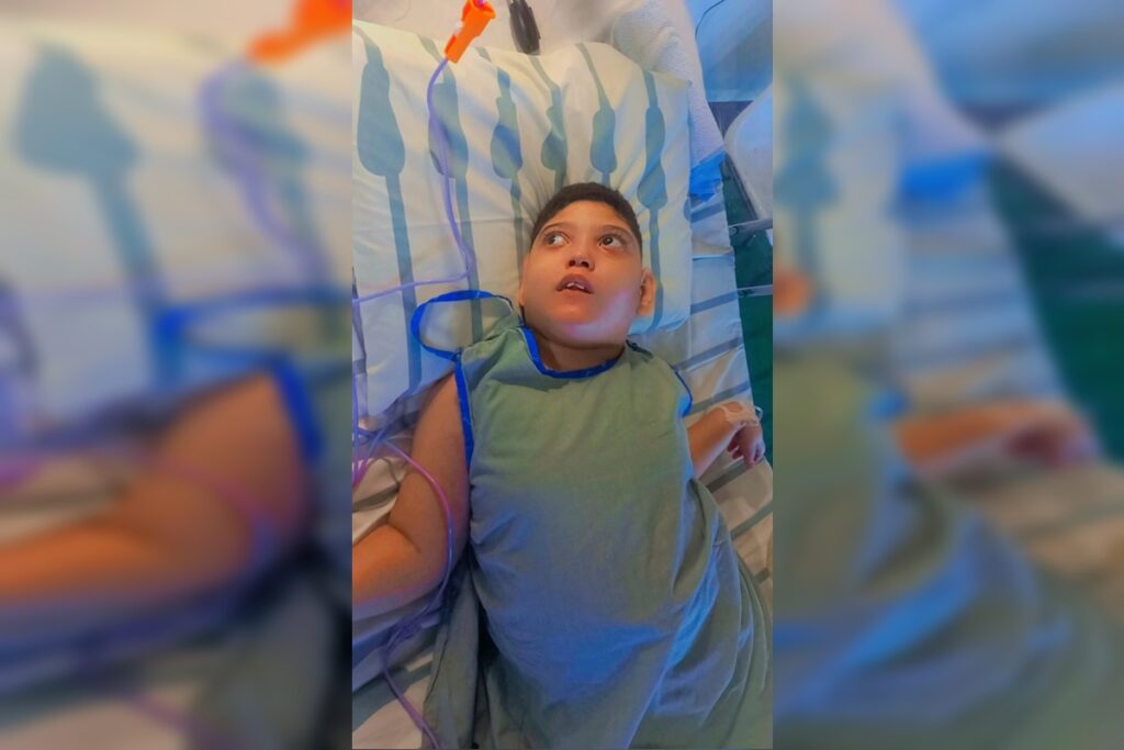 menino-com-escoliose-grave-precisa-de-cama-hospitalar;-veja-como-doar