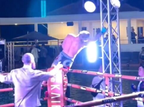video:-lutador-leva-choque-apos-vitoria,-sai-nadando-e-surpreende-web