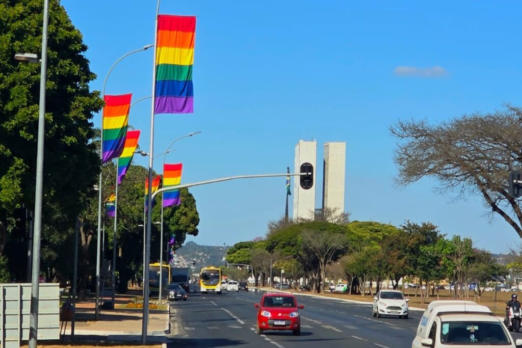 mes-do-orgulho:-esplanada-ganha-110-bandeiras-nas-cores-do-arco-iris