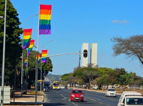 mes-do-orgulho:-esplanada-ganha-110-bandeiras-nas-cores-do-arco-iris