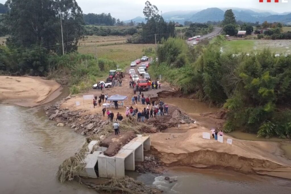 chuvas-no-rs:-area-rural-faz-bolo-de-1-ano-sem-reconstrucao-de-ponte
