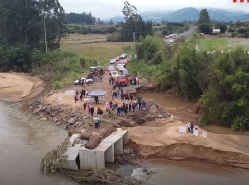 chuvas-no-rs:-area-rural-faz-bolo-de-1-ano-sem-reconstrucao-de-ponte