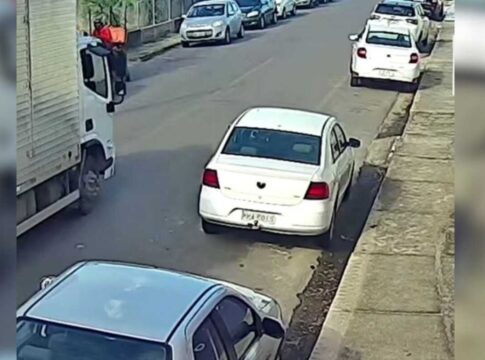 bebe-de-1-ano-e-mae-sao-atropeladas-por-caminhao;-crianca-nao-resistiu