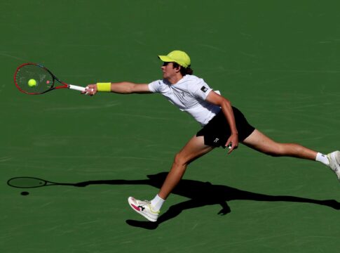 video:-na-grama-de-wimbledon,-joao-fonseca-treina-com-alcaraz