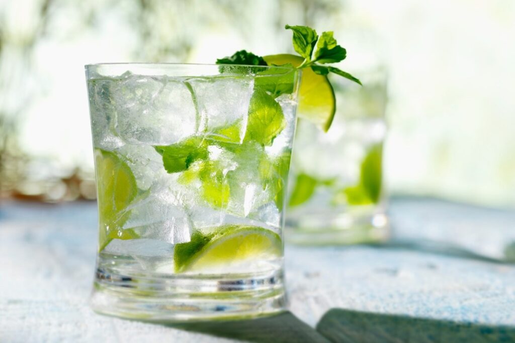 caipirinha-por-r$-20-mil-e-cigarro-por-r$-1-mil:-quadrilha-explora-turistas-no-rio