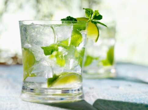 caipirinha-por-r$-20-mil-e-cigarro-por-r$-1-mil:-quadrilha-explora-turistas-no-rio